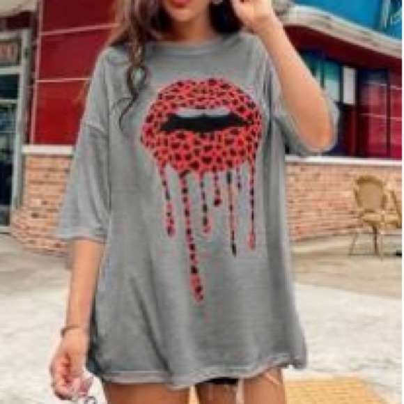 SHEIN Tops - Shein Lip Print Drop Shoulder Oversized Tee